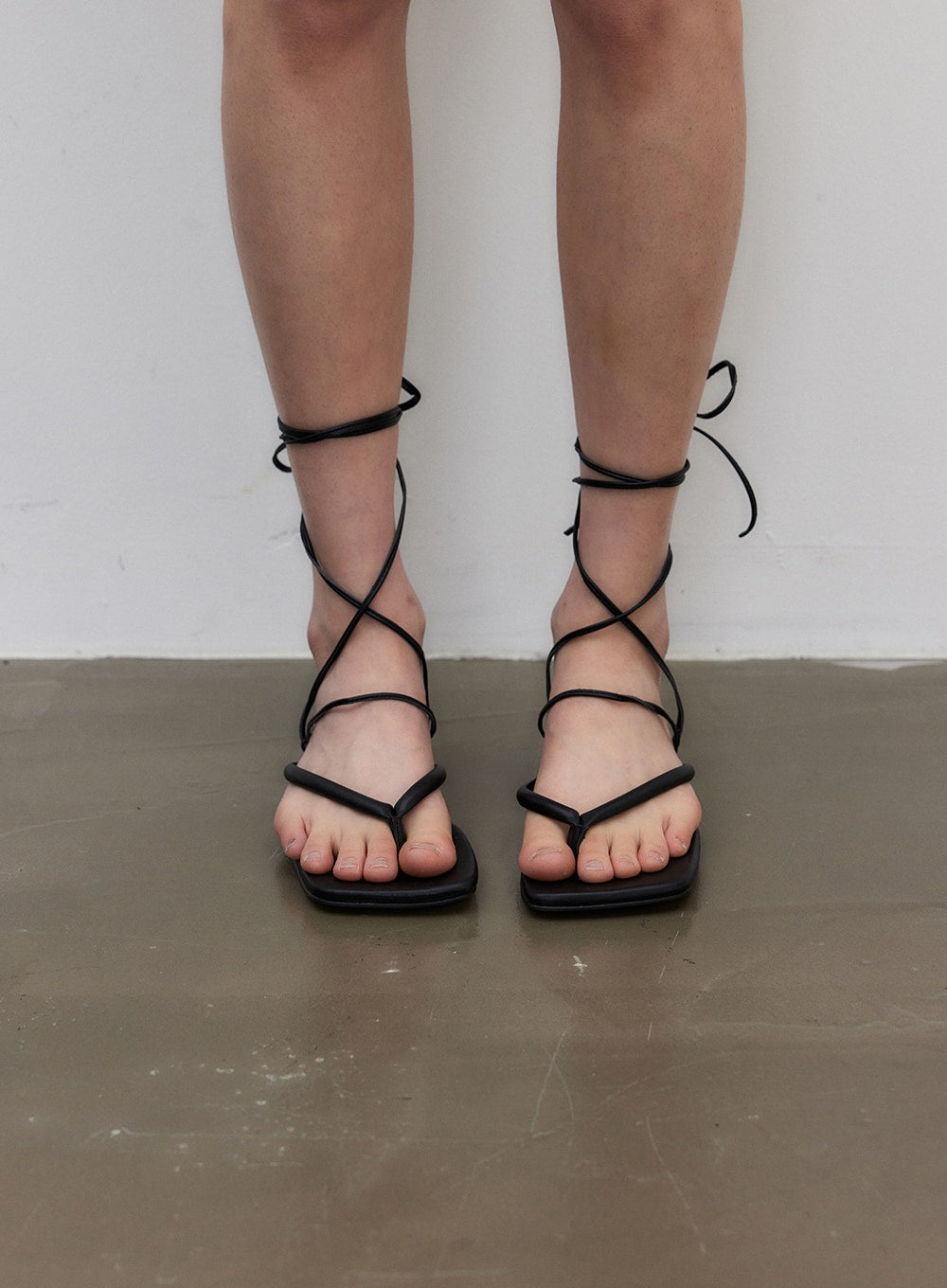 Flache Sandalen IY325