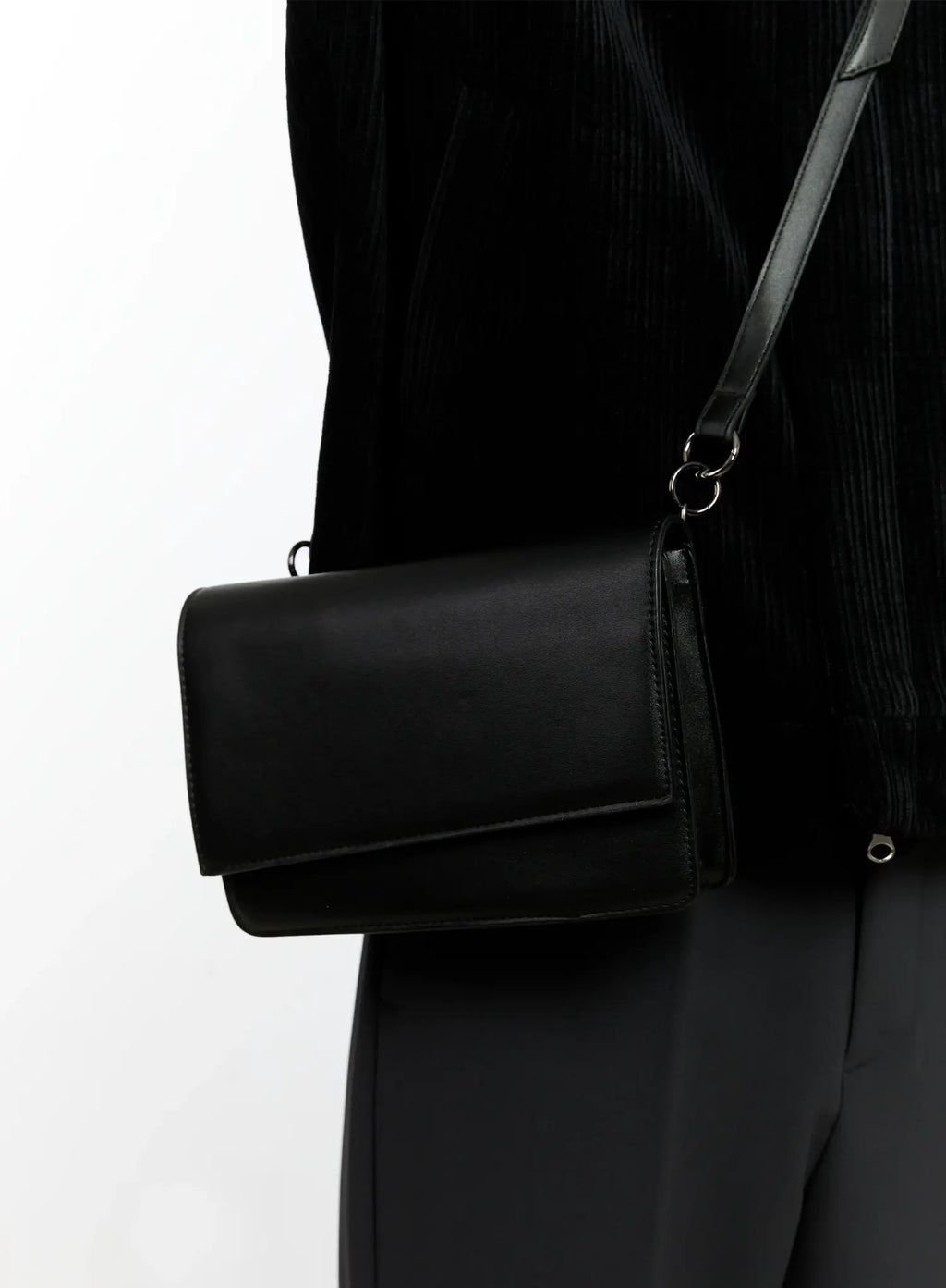 Minimalistische mittelgroße Umhängetasche IO531