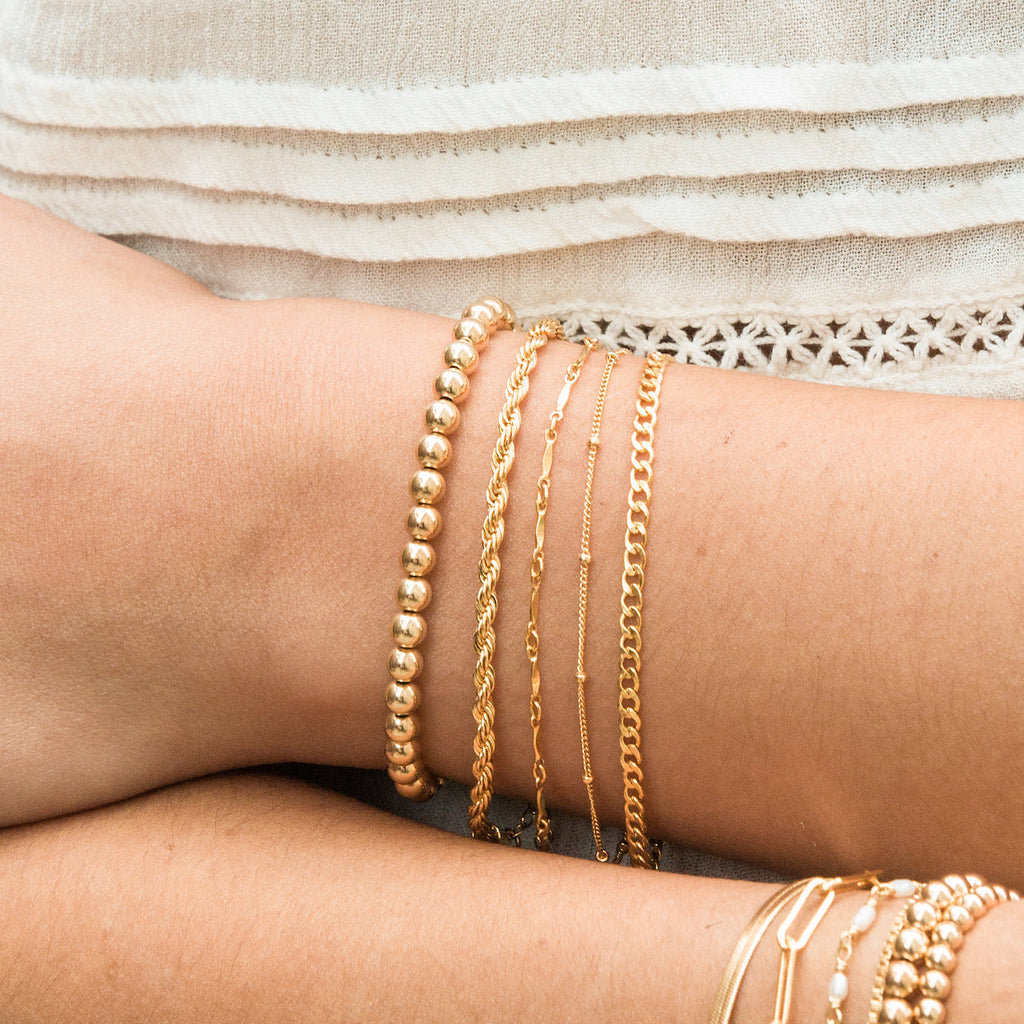 Zarte Armbanduhr mit Satellitenkette
