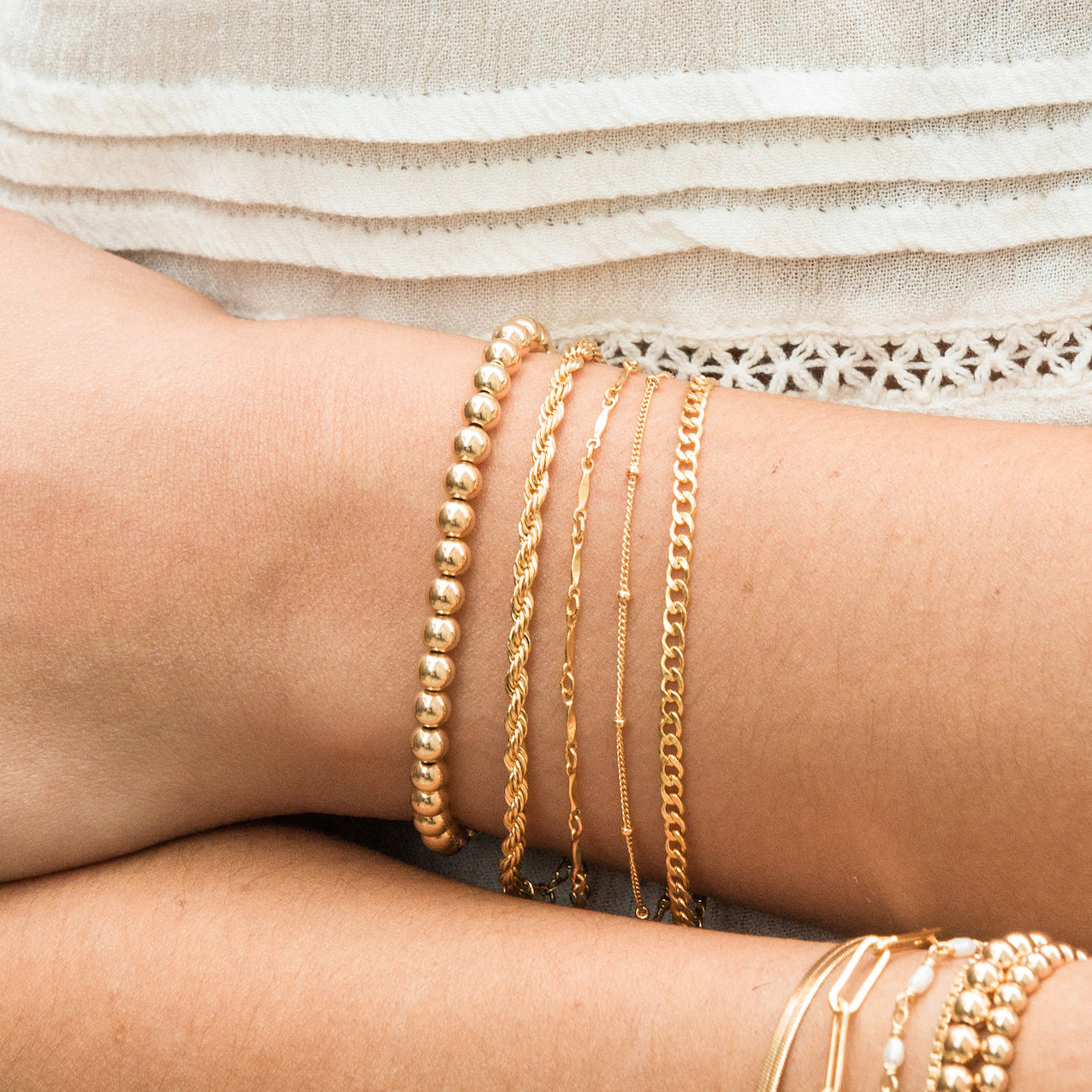 Zarte Armbanduhr mit Satellitenkette
