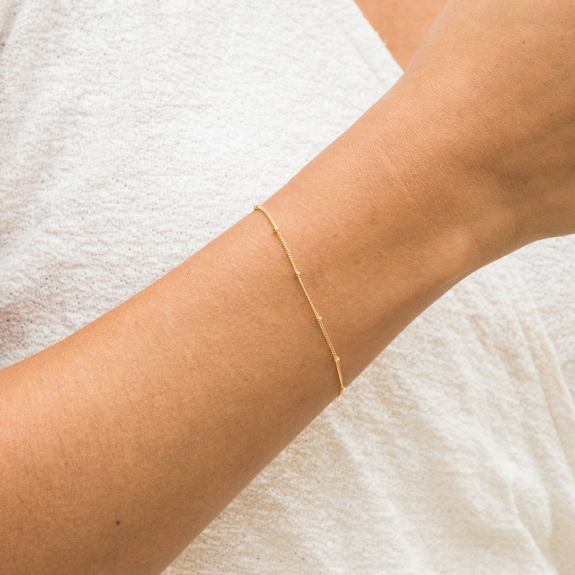 Zarte Armbanduhr mit Satellitenkette