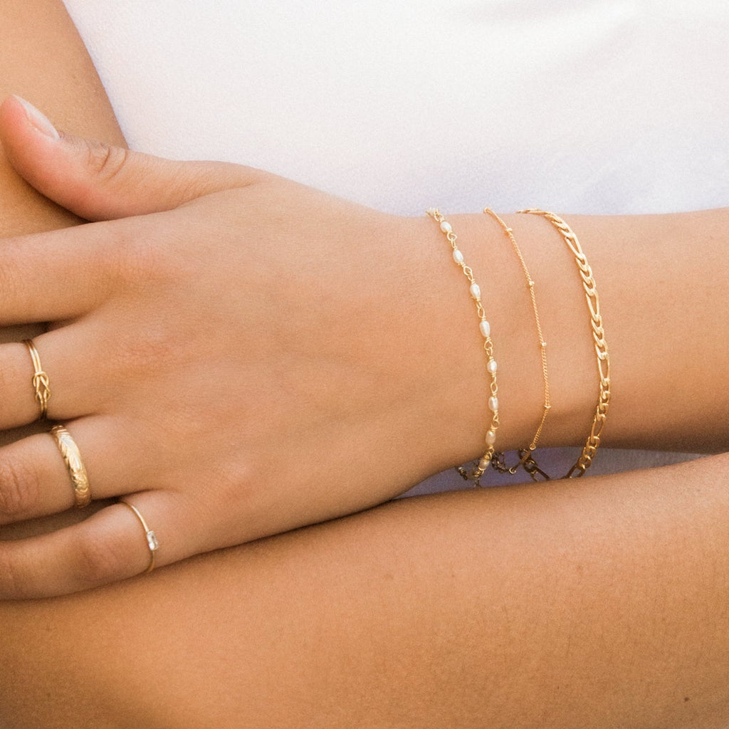Zarte Armbanduhr mit Satellitenkette