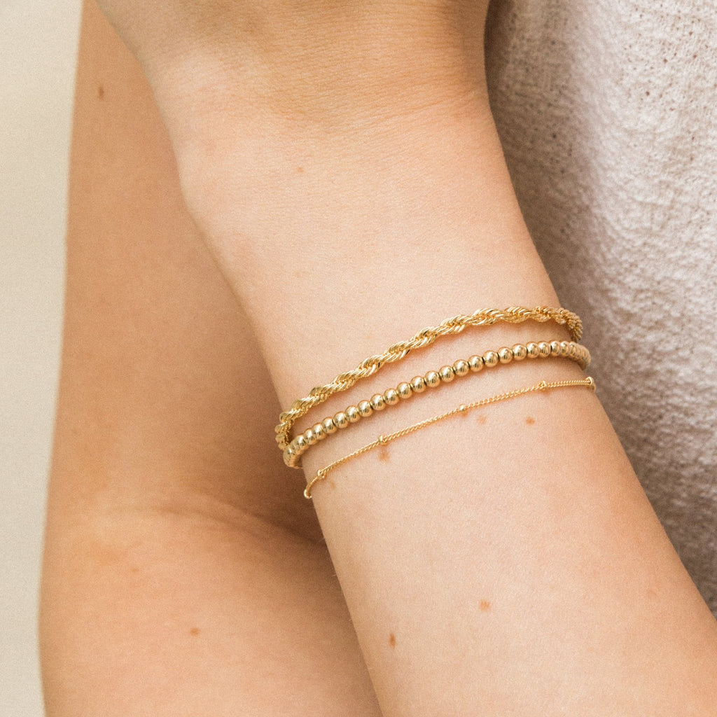 Zarte Armbanduhr mit Satellitenkette