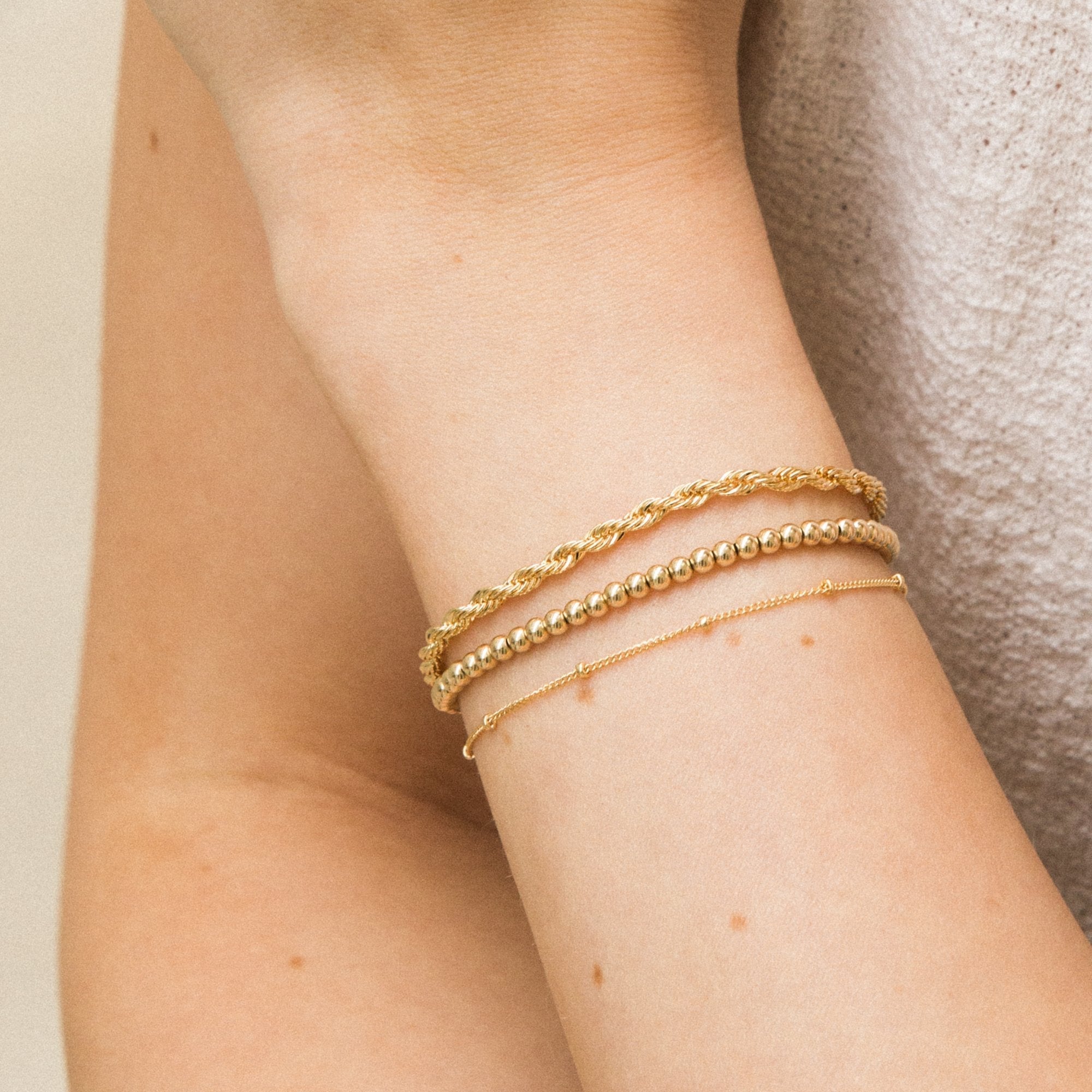 Zarte Armbanduhr mit Satellitenkette