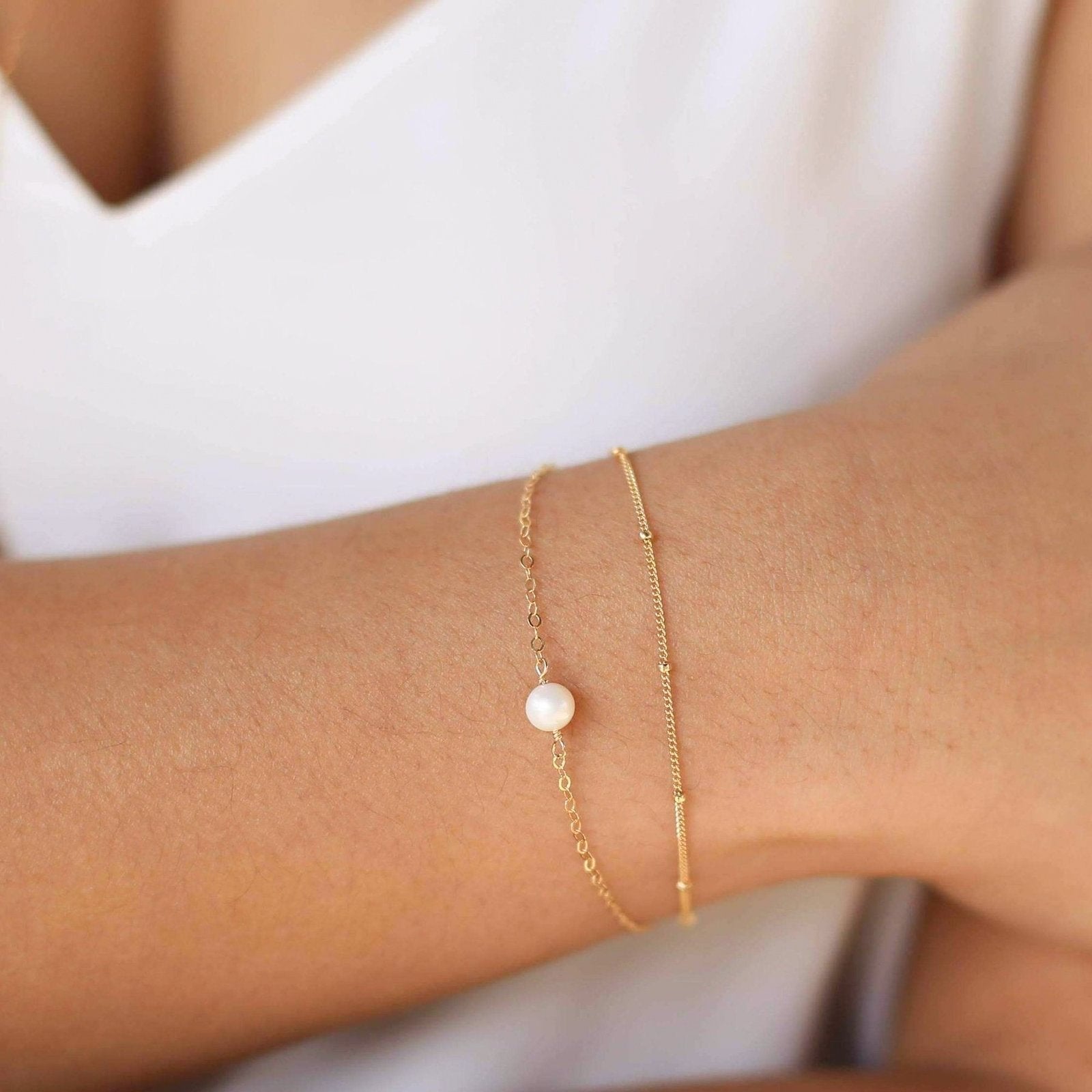 Zarte Armbanduhr mit Satellitenkette