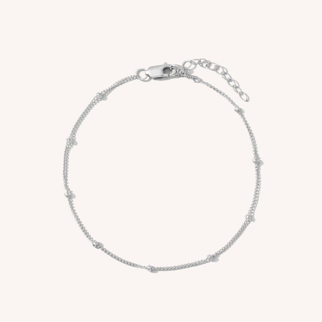 Zarte Armbanduhr mit Satellitenkette